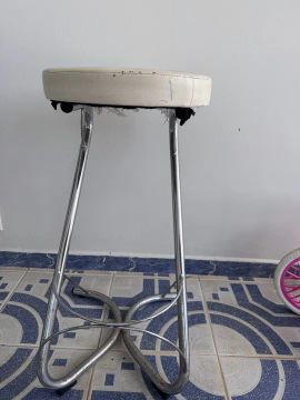 Banqueta Branca em Metal