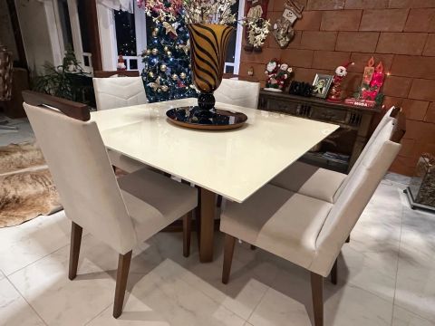 Linda mesa de jantar com 6 cadeiras!