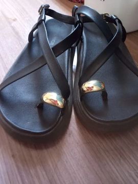 Sandálias Femininas Preta com Detalhe Dourado