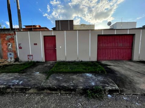 Casa com garagem e portão eletrônico