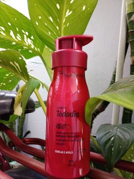 Hidratante corporal Natura Tododia Cereja e Avelã 