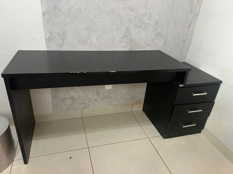 Escrivaninha Preta com Gavetas