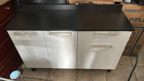 Armário de cozinha branco com tampo preto