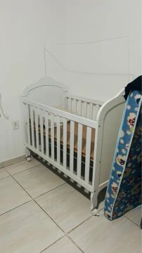 Berço branco com detalhes decorativos