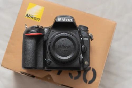 Nikon D750 com 82k de cliques (somente corpo)