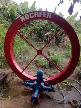 RODA D'AGUA SEMI NOVA