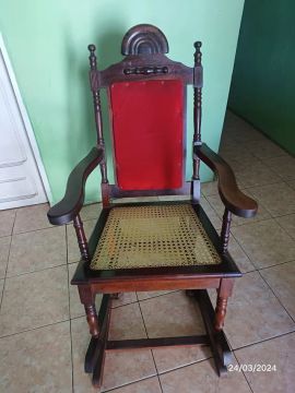 Cadeira de balanço em madeira 