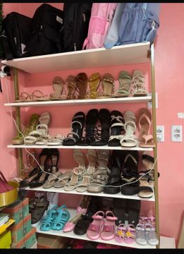 Prateleira de madeira para organizar sapatos