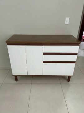 Armário de Cozinha Branco com Detalhes em Madeira