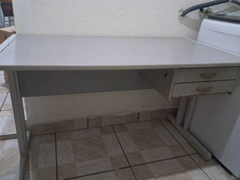 Mesa de Escritório com Gaveta