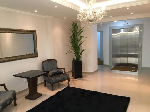 Apartamento moderno com varanda e  armários