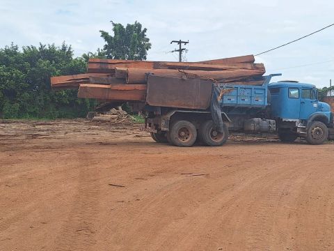 Caminhão Mercedes-Benz - Caçamba - Ótimo estado