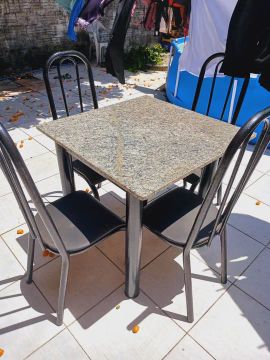 Mesa de granito com 4 cadeiras