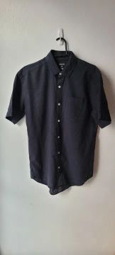 Camisa em linho manga curta.