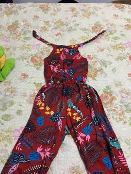 Macacão estampado floral vermelho