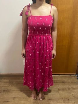 Vestido estampado rosa com alças finas