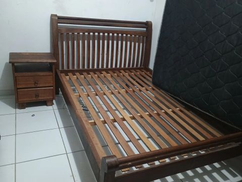 Cama de madeira maciça com cabeceira