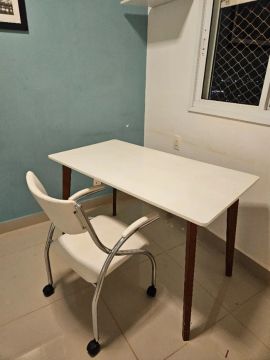Escrivaninha e cadeira em ótimo estado 