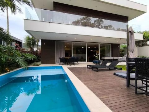 Casa mobiliada ALTÍSSIMO padrão com piscina em local reservado Criciúma