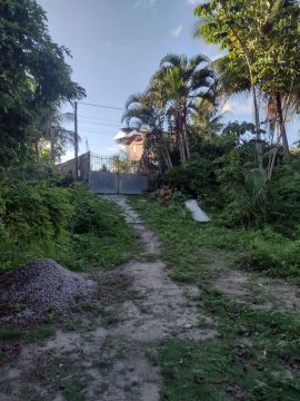 Terrenos com casa.