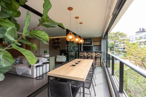 Impecável Apartamento semimobiliado, em excelente localização no bairro Ipanema, próximo a
