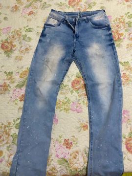 Calça jeans masculina azul clara e calça leggin cinza com verde