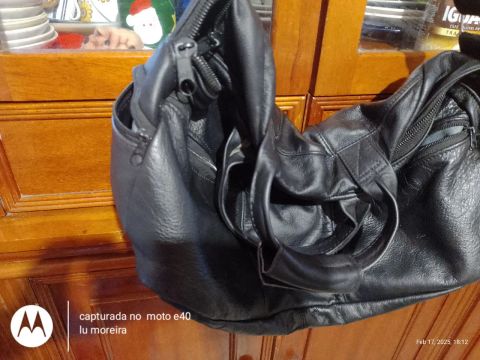 Vendo bolsa couro legítimo bem espaçosa 2 bolsos na frente 2 lateral mas um bem grande 