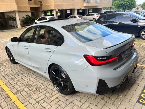 BMW 320 M Sport 24 cinza com interior vermelho zero