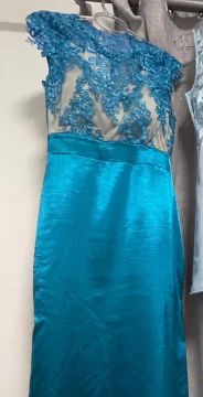 Vestido azul rendado para festa