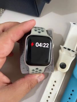Apple Watch Series 5 + carregador + 6 pulseiras 