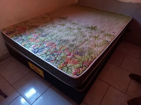 Cama Box com o colchão de casal
