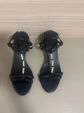 Sandália Feminina Preta com Detalhes Dourados AREZZO 