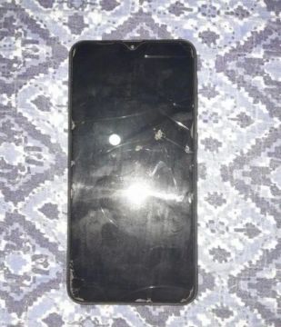 Celular A10 com película quebrada