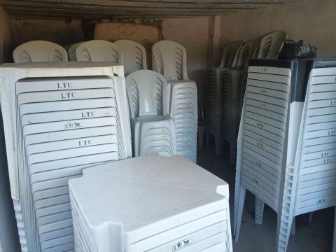 Vendo 120 mesas e 480 cadeiras plásticas semi novas