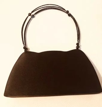 Bolsinha de festa - clutch - de mão - em cetim preto com leve brilho