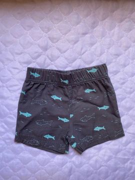 Shorts de praia infantil com estampa de tubarão