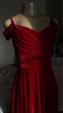 Vestido em veludo vermelho, bordado à mão com fenda na perna direita. 