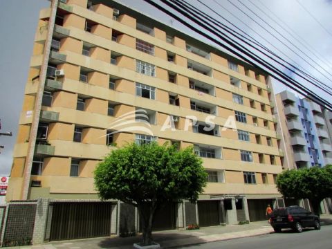 APARTAMENTO TRES QUARTOS MUITO BEM LOCALIZADO NA PONTA VERDE. O EDIFICIO MORADA TROPICAL F