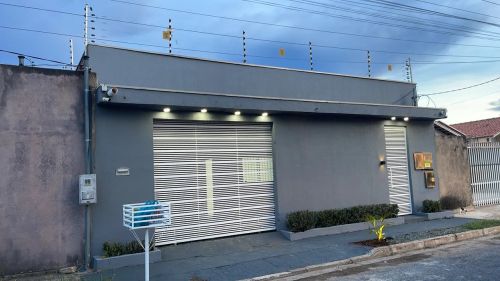 Casa térrea com portão eletrônico e câmeras