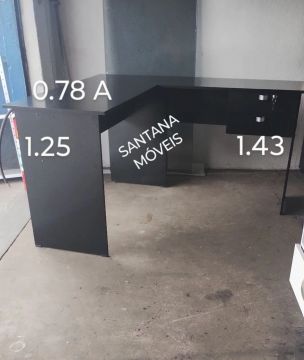 Escrivaninha com gavetas em L.
