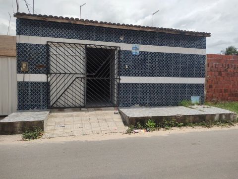 Casa com 4 quarto 3 banheiro todos quarto garagem duas salas duas cozinha e  ária de lava 