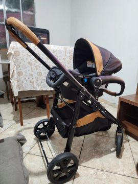Carrinho de Bebê Completo com Bebê Conforto