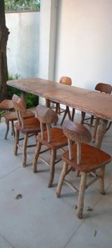 Conjunto de Mesa e Cadeiras de Madeira para Área Externa