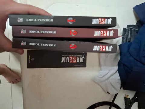 Mangá Museum O Assasino que ri na chuva 1 ao 3 (Completo)