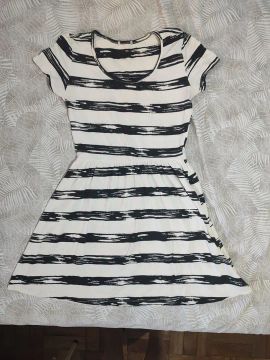 Vestido listrado branco e preto
