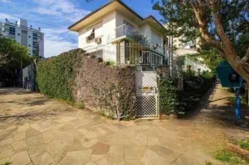 Casa RESIDENCIAL OU COMERCIAL de 264m², bem iluminada e arejada, com 03 dormitórios, sendo