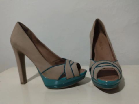 Patroa desapegou (9). Sandália (usada) Salto Alto Bege com Detalhe Azul