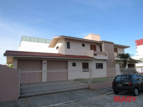 Oportunidade! Casa em Kobrasol - São José