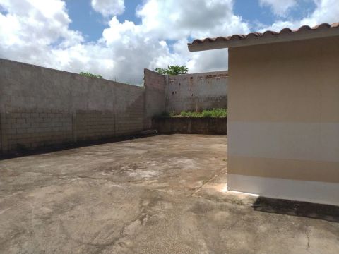 Aluga-se casa sozinha no lote