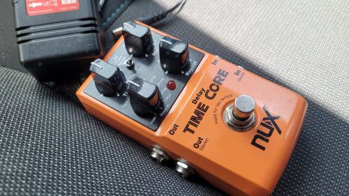 Pedal de Delay Nux Time Core + fonte